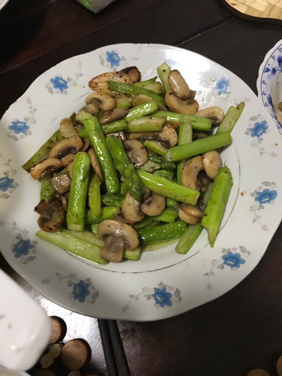 芦笋炒蘑菇