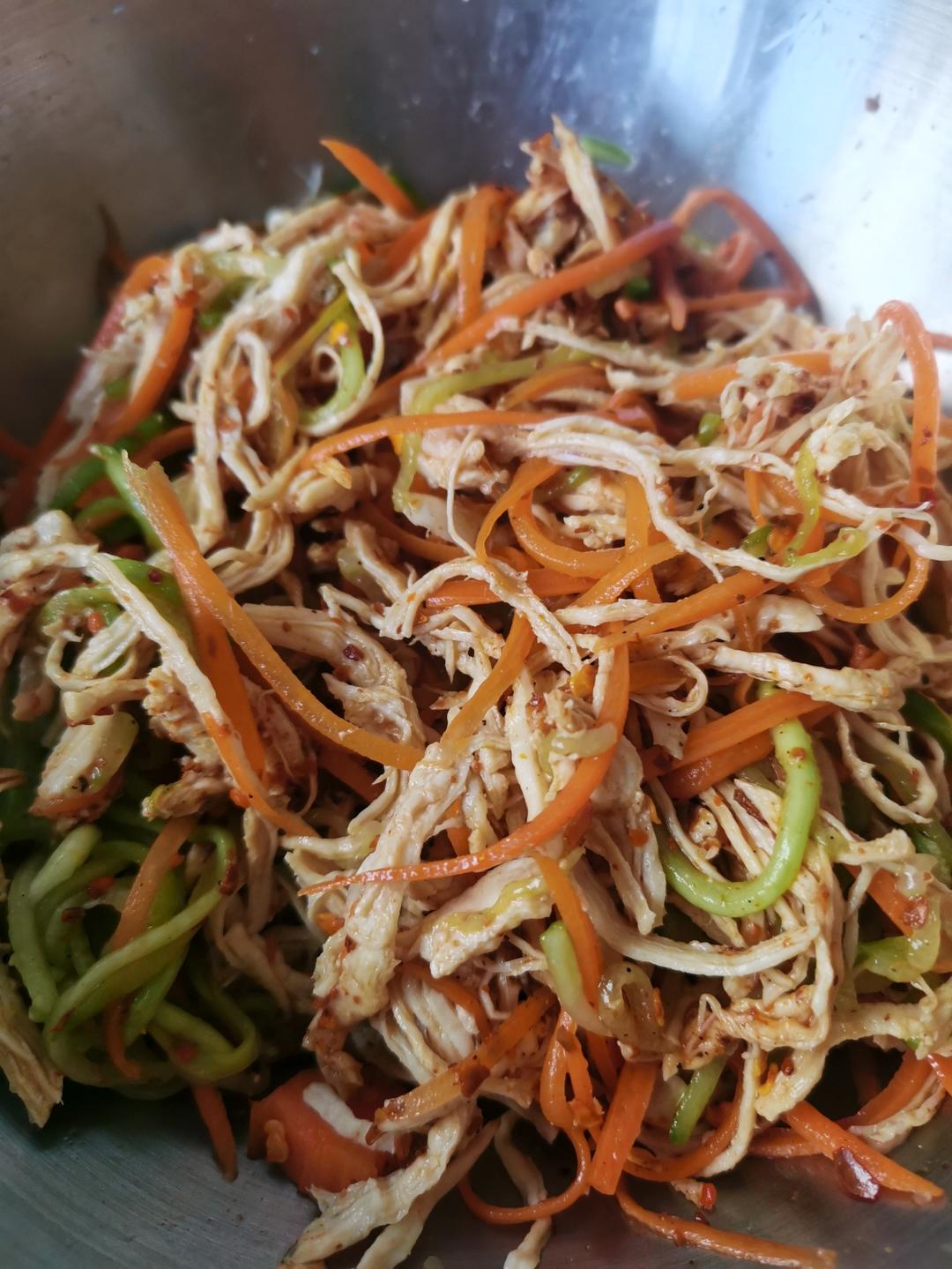 手撕麻辣鸡丝，麻麻辣辣的感觉很夏天