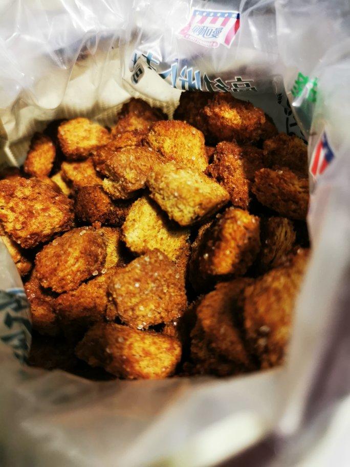 超级简单的焦糖肉桂面包粒