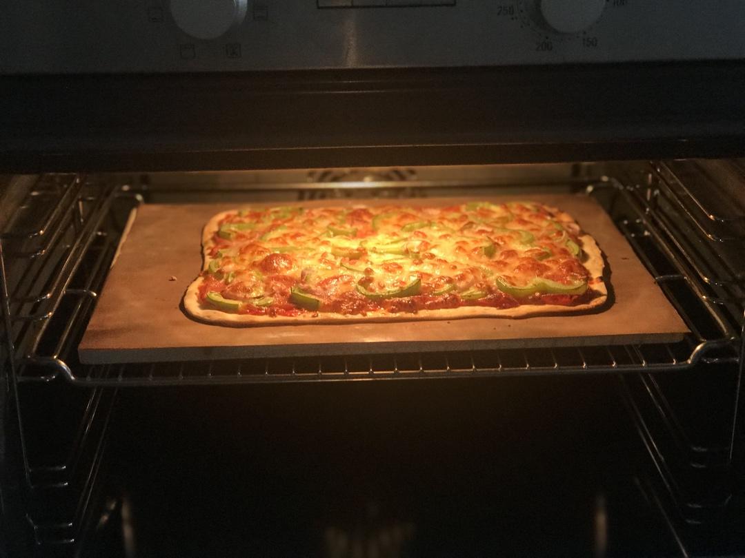 香香脆脆的薄底披萨