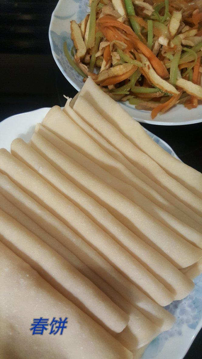 层薄如纸的蒸春饼 柔软又劲道 卷肉卷菜都好吃 附细节视频详解