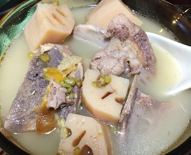 莲藕扇骨绿豆汤的做法