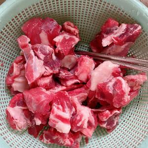 炖牛肉汤，在家也能吃好吃的牛肉面的做法 步骤2