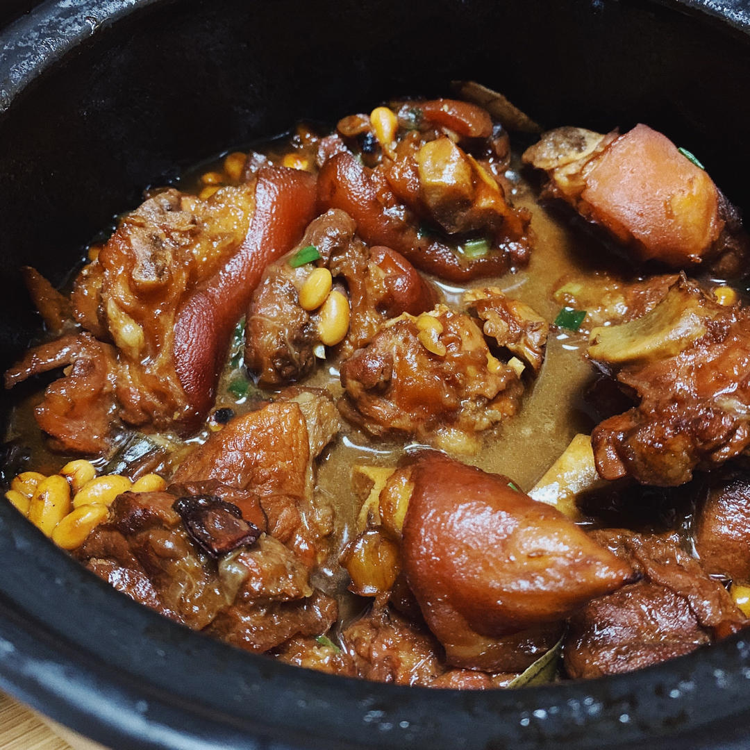 软糯糯的猪蹄黄豆煲