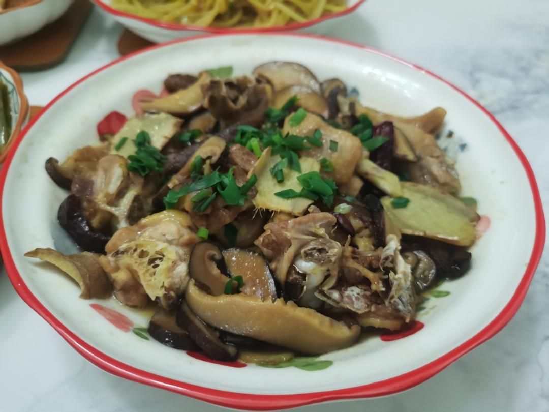 广式家常菜香菇蒸鸡，鲜嫩又方便百吃不厌
