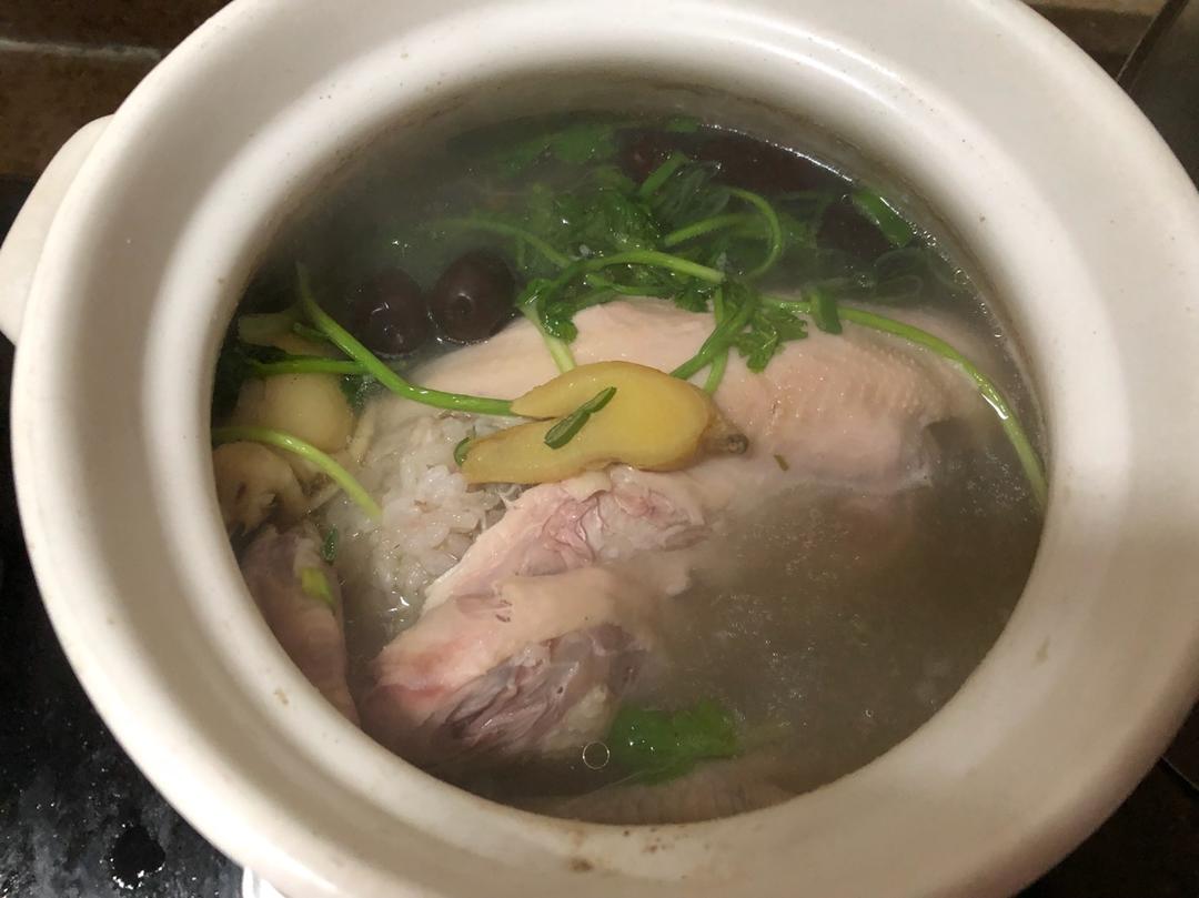韩国传统参鸡汤（삼계탕)