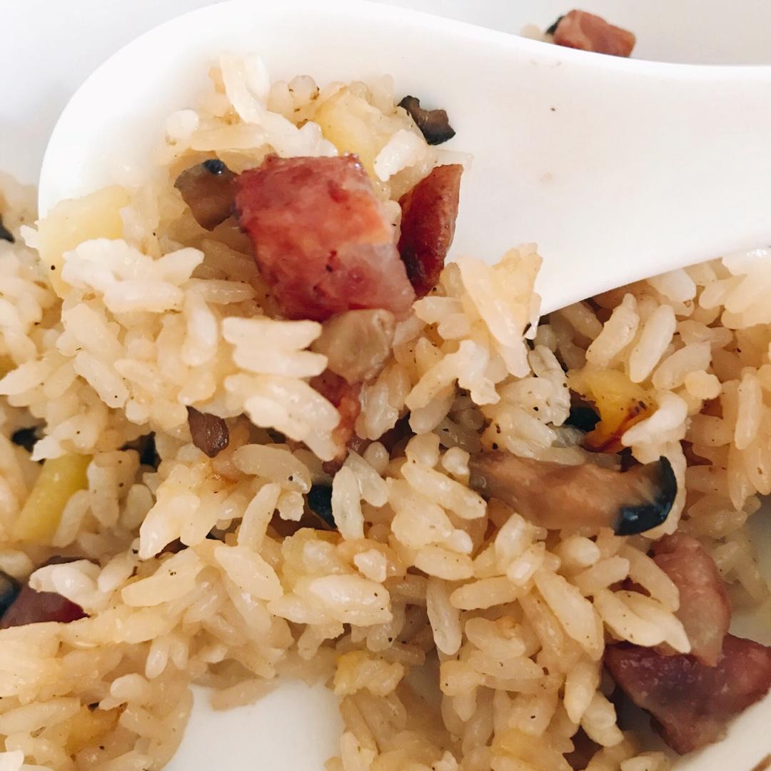 香菇腊肠土豆焖饭