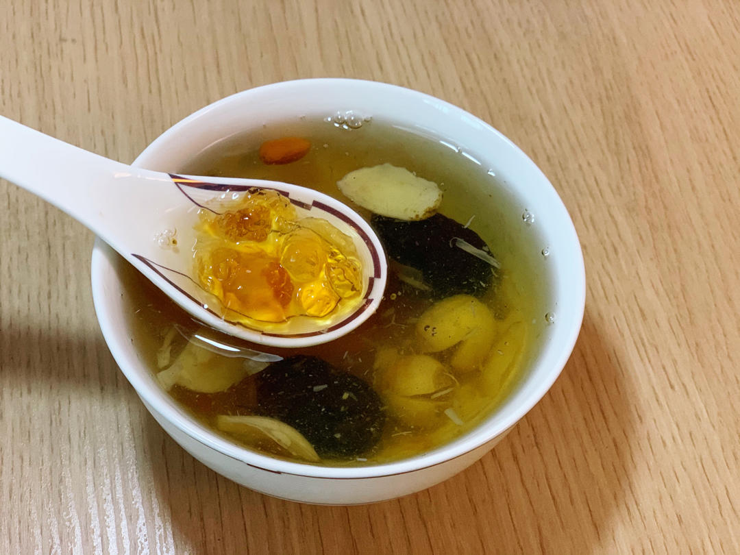 美容润肤 益气补血《桃胶皂角米百合银耳红枣羹》
