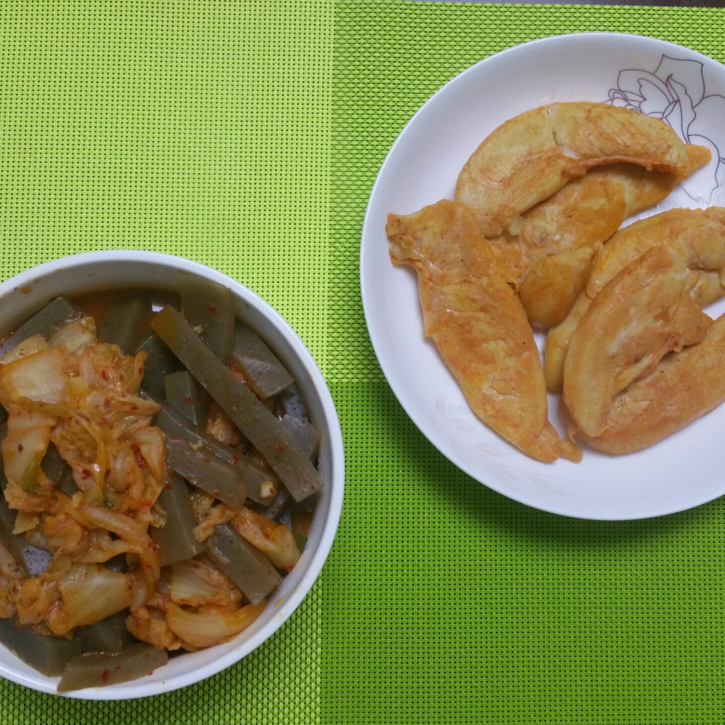 辣白菜炒魔芋丝结