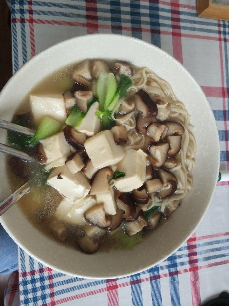 菌汤面条 看得见的香菇 尝得到的鲜美 这才是真正的菌汤