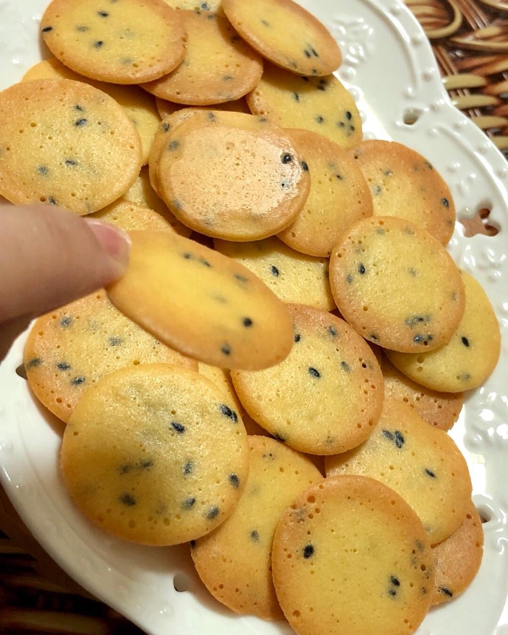 芳草___做的小时候的味道 — 芝麻鸡蛋薄脆饼干