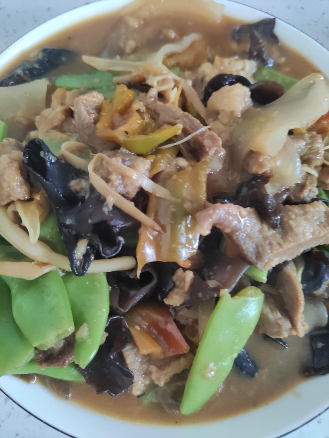 家常烩酥肉-木耳青椒扁豆粉皮黄花菜