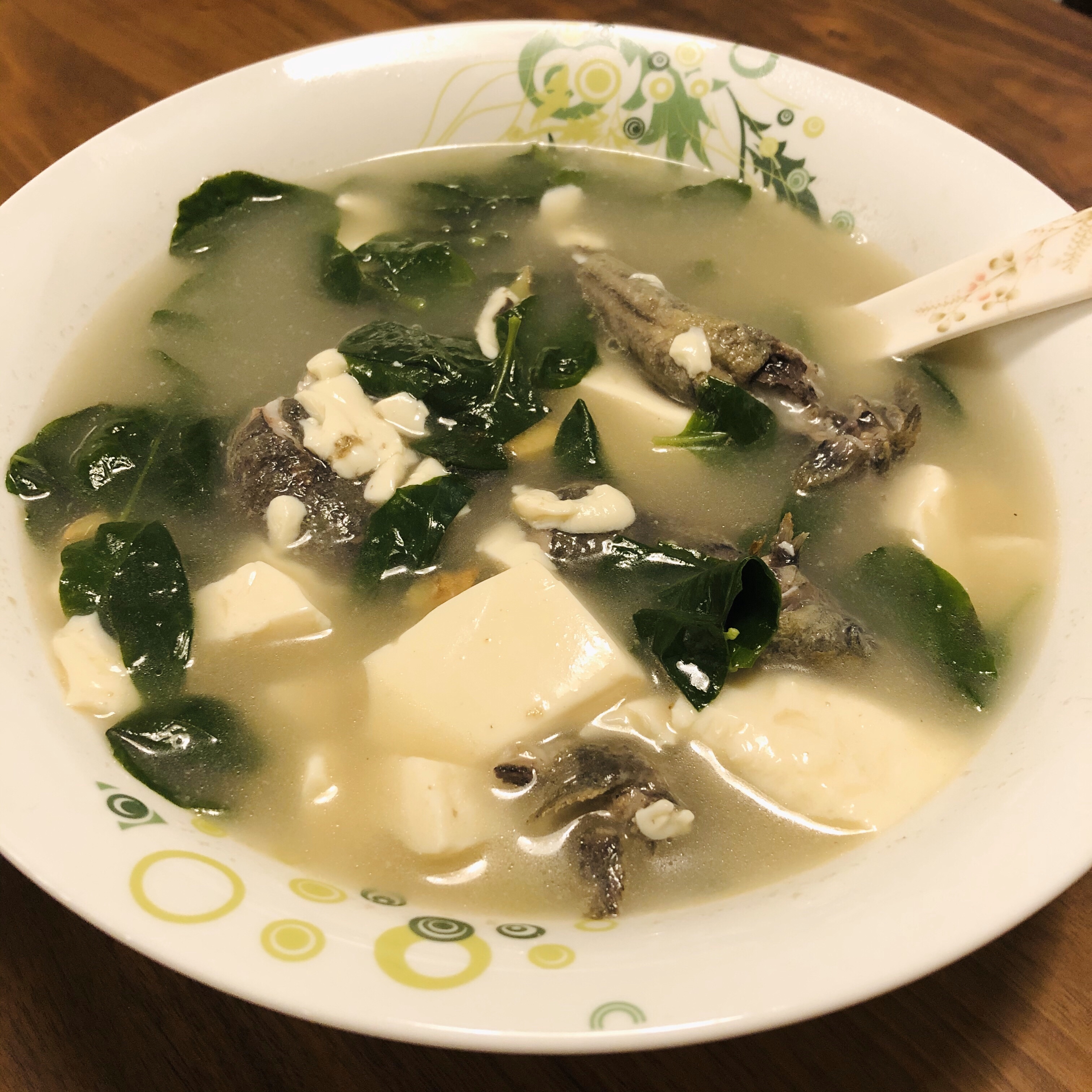 弹涂鱼（跳跳鱼）豆腐枸杞叶汤的做法