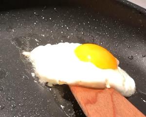 浇汁煎鸡蛋的做法 步骤5