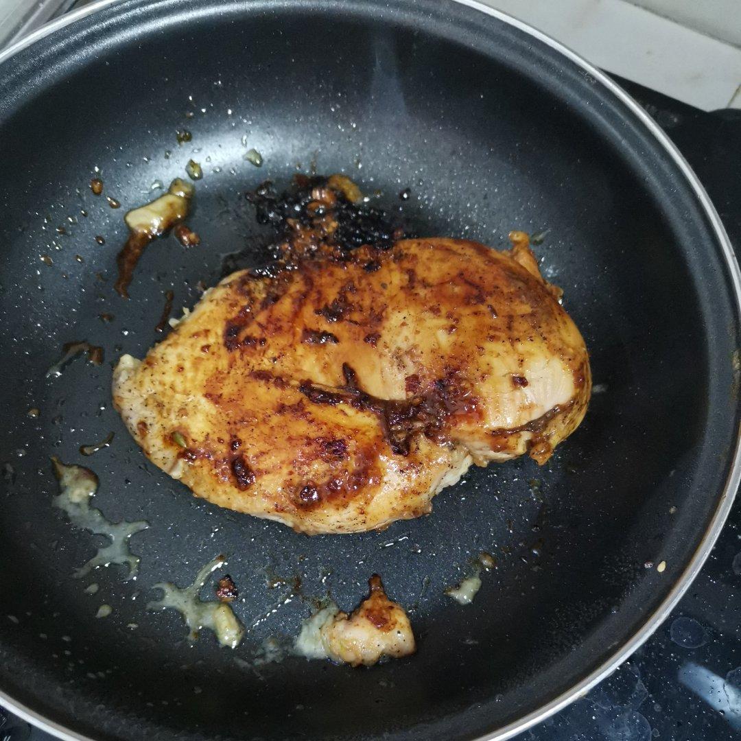 酷炫屌炸天好吃的煎鸡胸肉（香蒜蜂蜜煎鸡胸肉）