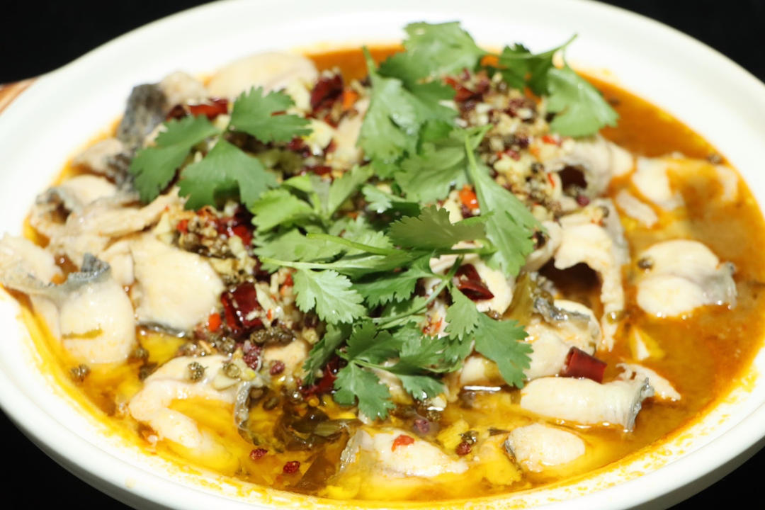 厨师长教你：川菜“酸菜水煮鱼”的家常做法，鱼片滑嫩，麻辣鲜香