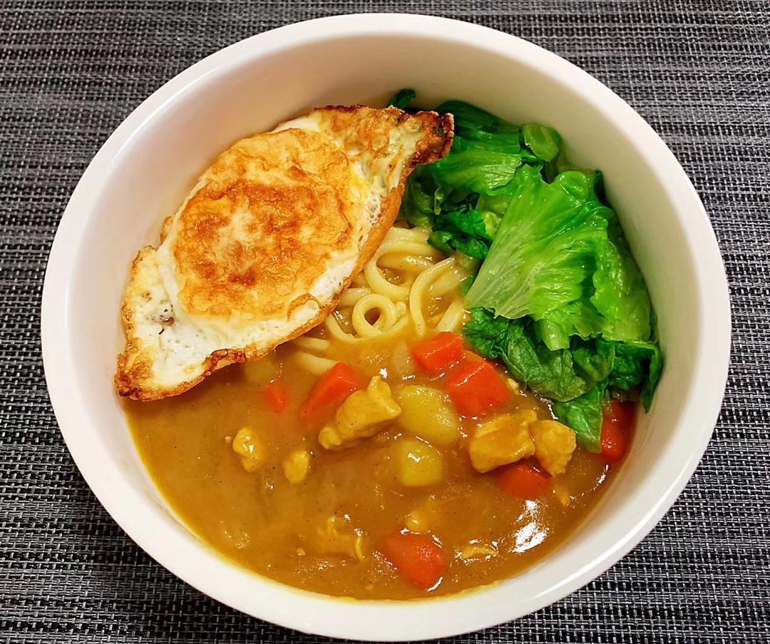 杂蔬咖喱鸡胸乌冬面