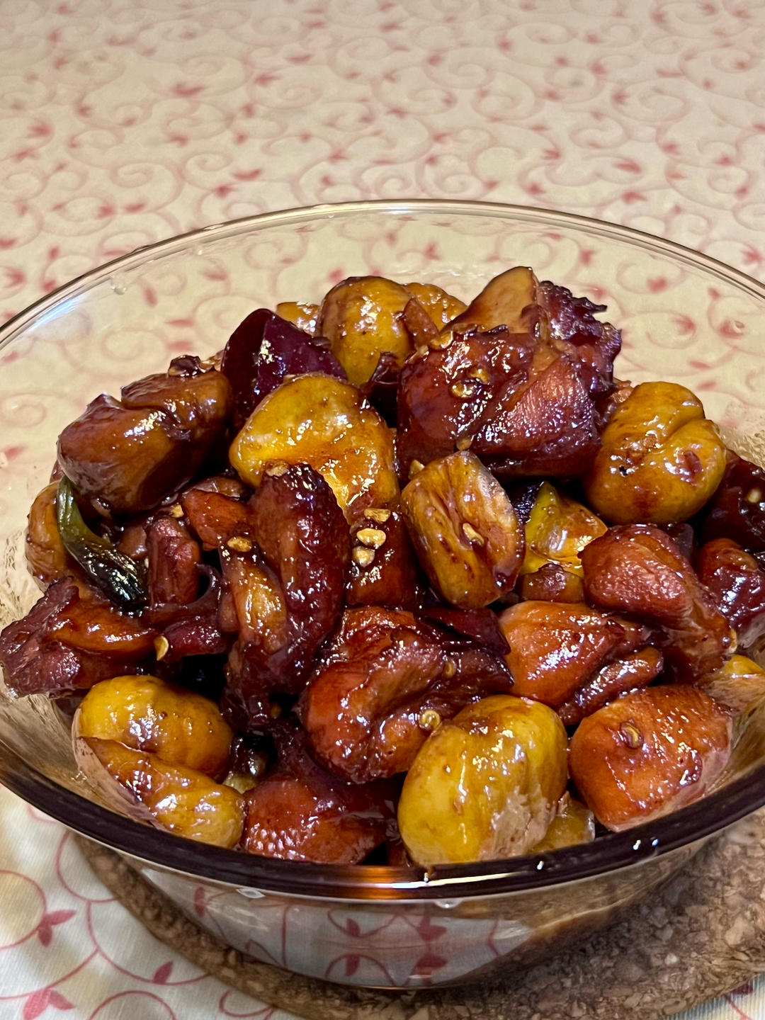 厨师长教你：“板栗烧鸡”的家常做法，咸鲜美味，汤汁浓郁