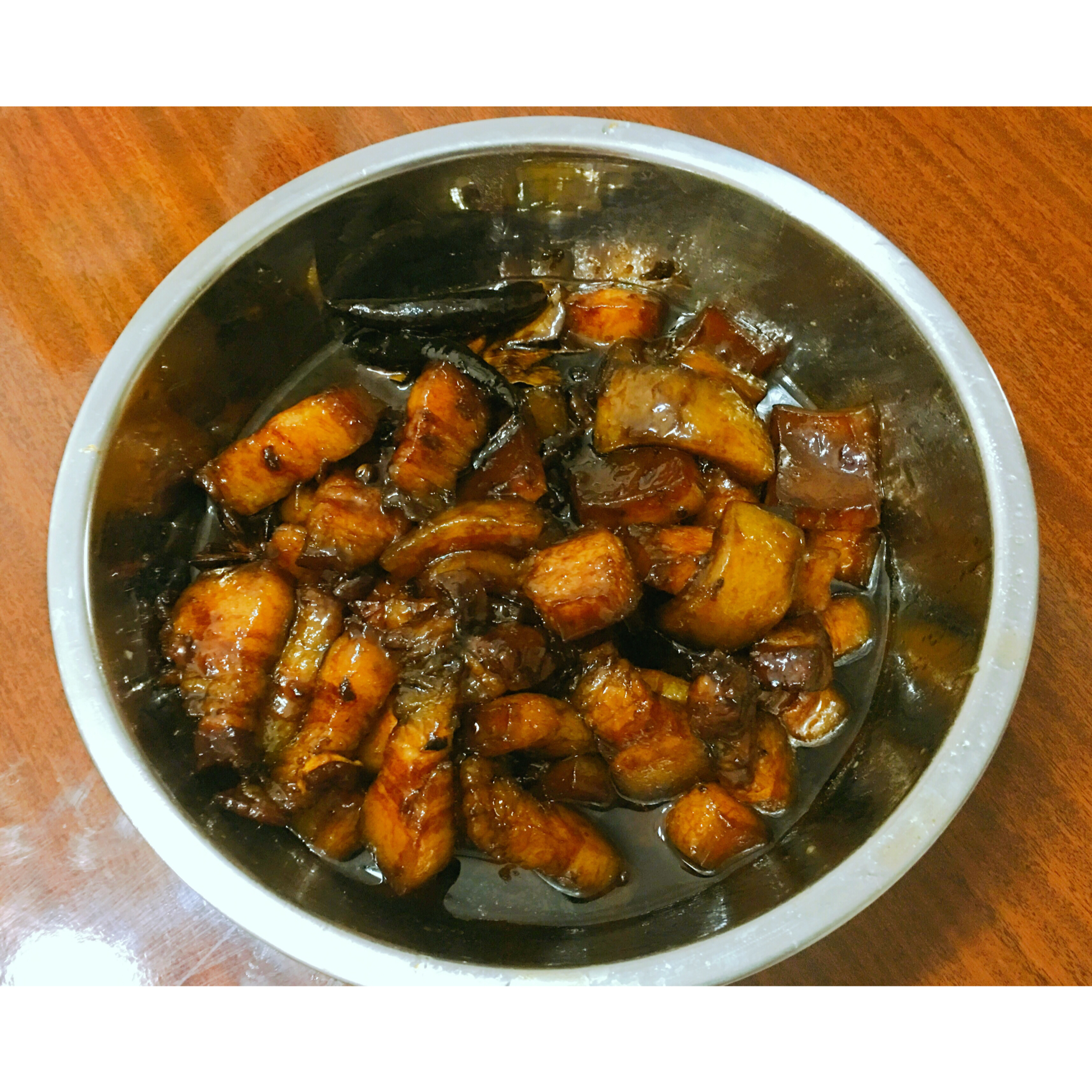 吃着碗里望着锅里的红烧肉