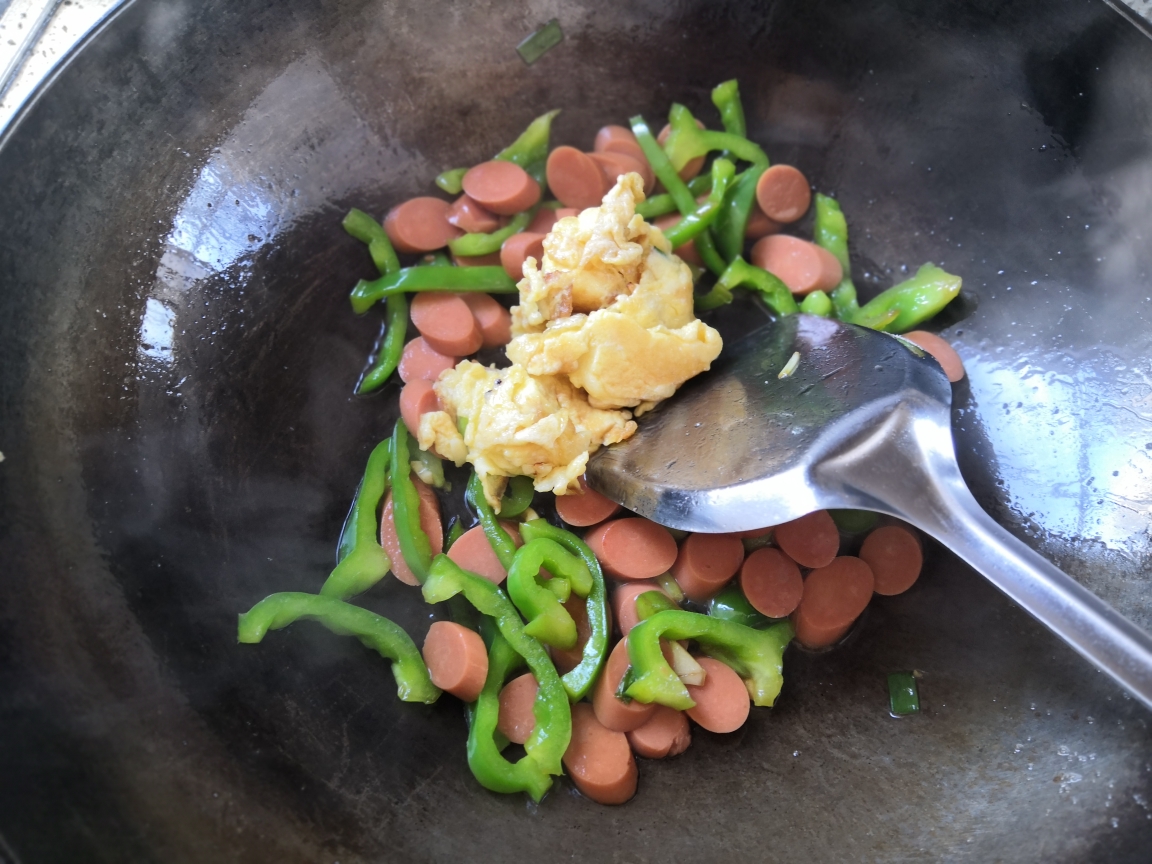 青椒炒火腿肠鸡蛋的做法 步骤6