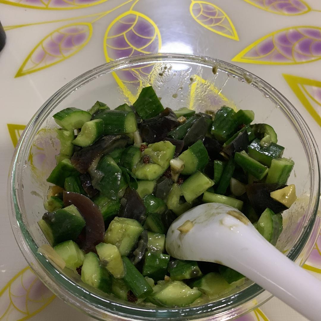 皮蛋黄瓜凉拌菜（自己调蒜酥汁）