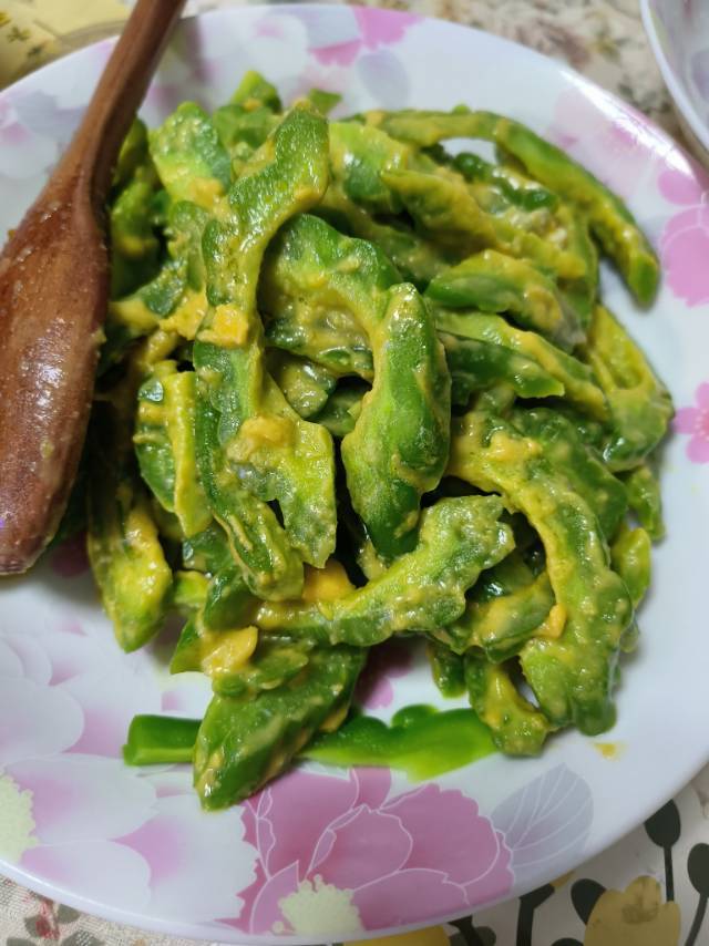 既消除了苦瓜的苦味,还清热降火的咸蛋黄炒苦瓜