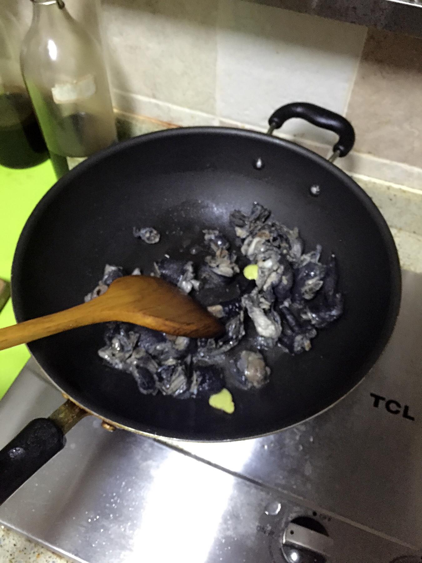 竹荪菌菇墨鱼鸡汤（鲜香美味且大补）的做法 步骤3