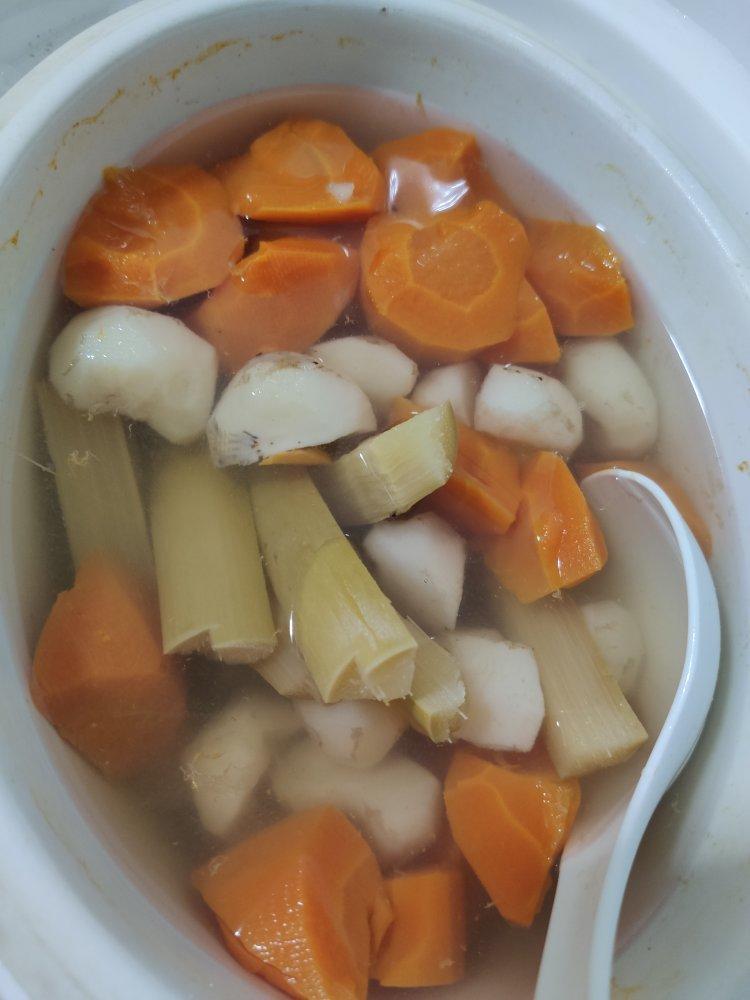茅根竹蔗萝卜马蹄水（清热润喉的保健汤水)