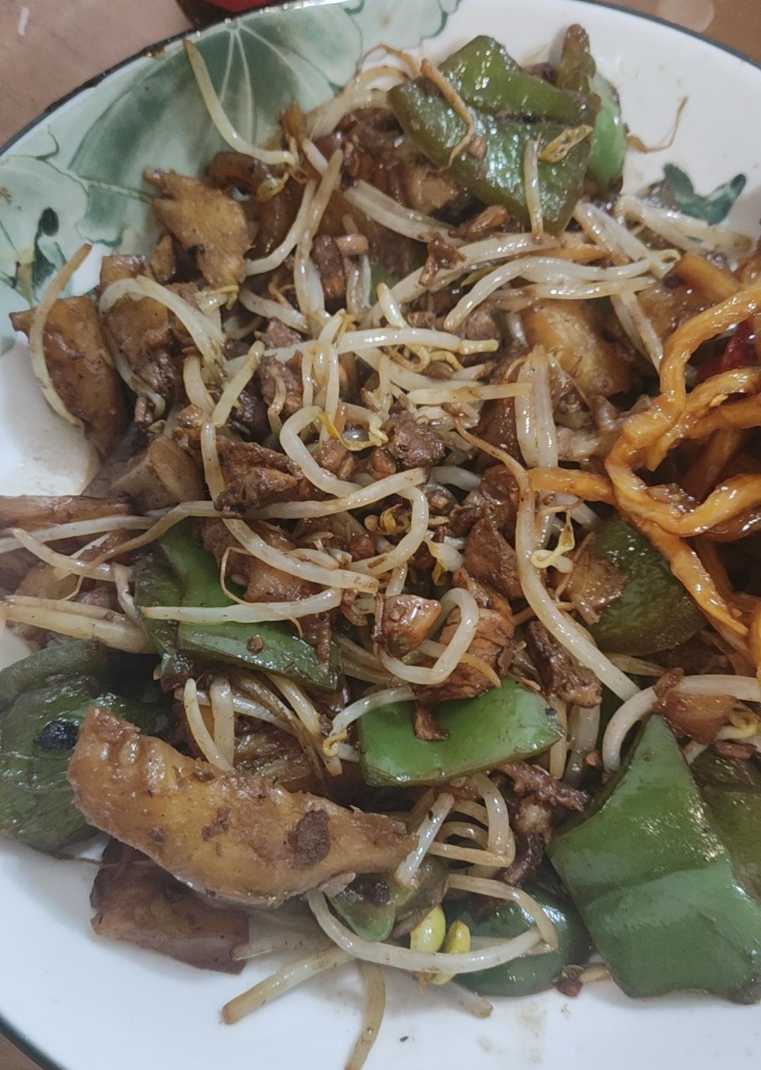 豆芽炒菠萝炒青椒炒肉配辣木瓜丝