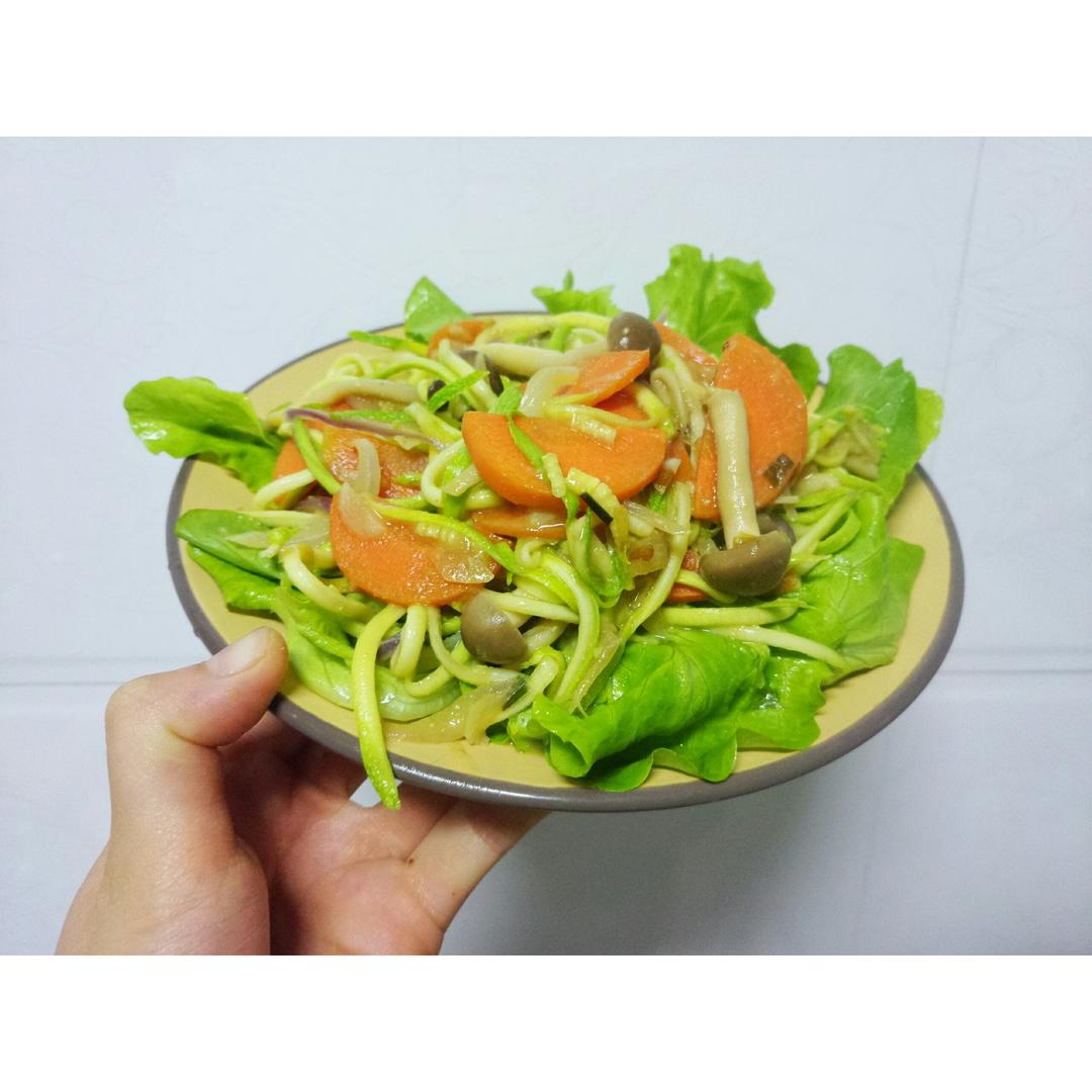 【健康三餐】菠菜牛油果青酱西葫芦面条