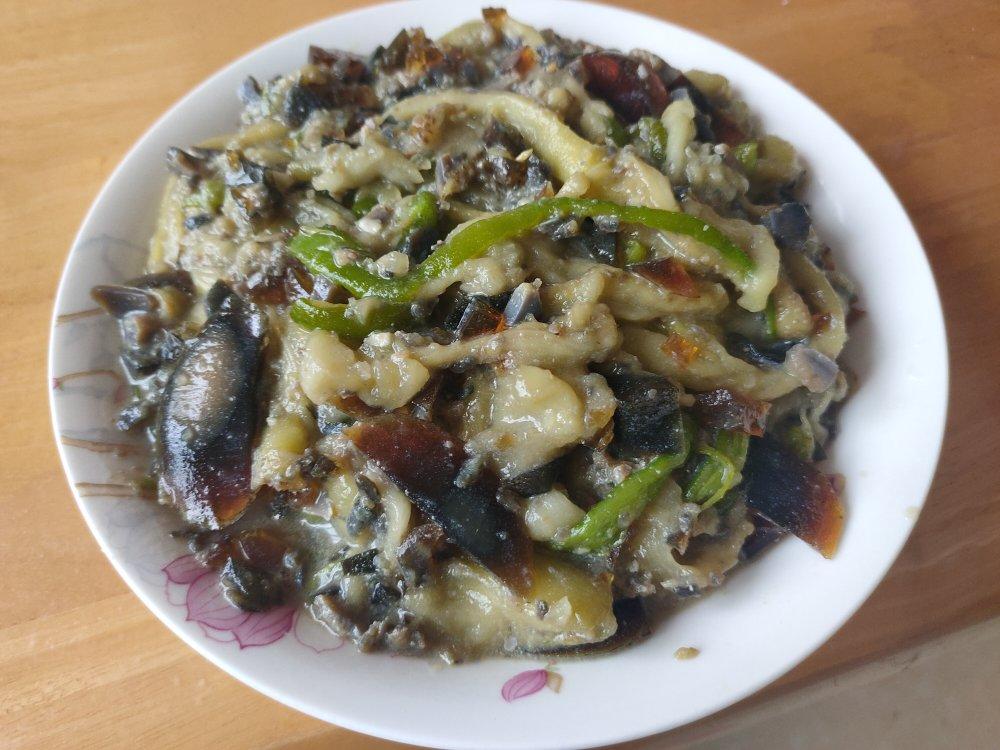 不要被它的外表吓到，吃一口会让你念念不忘辣椒擂皮蛋茄子