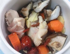 鸡腿炖汤懒人汤香菇萝卜鸡腿汤炖盅炖汤的做法 步骤2