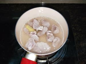 白果莲子瘦肉汤的做法 步骤2
