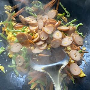 健康低脂肪的咖喱酱鸡蛋玉米热狗肠炒河粉的做法 步骤12