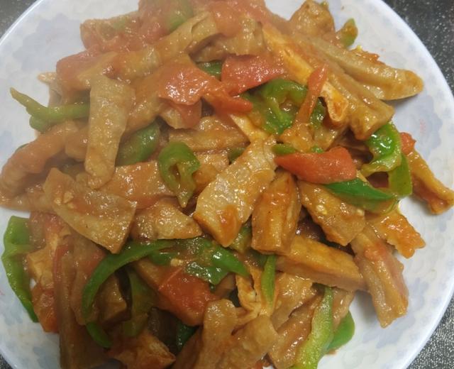 番茄青椒炒面筋卷（素肠）--超级下饭的家常菜（还有美味小零食）