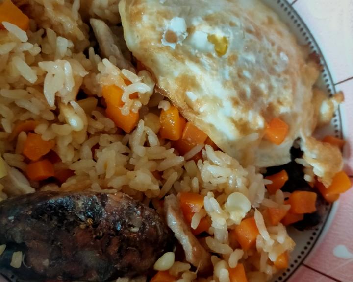 最简单电饭煲版腊肠煲饭的做法