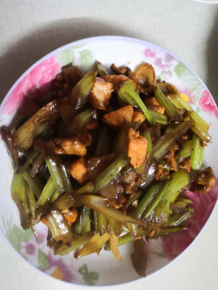 下饭的芹菜炒肉