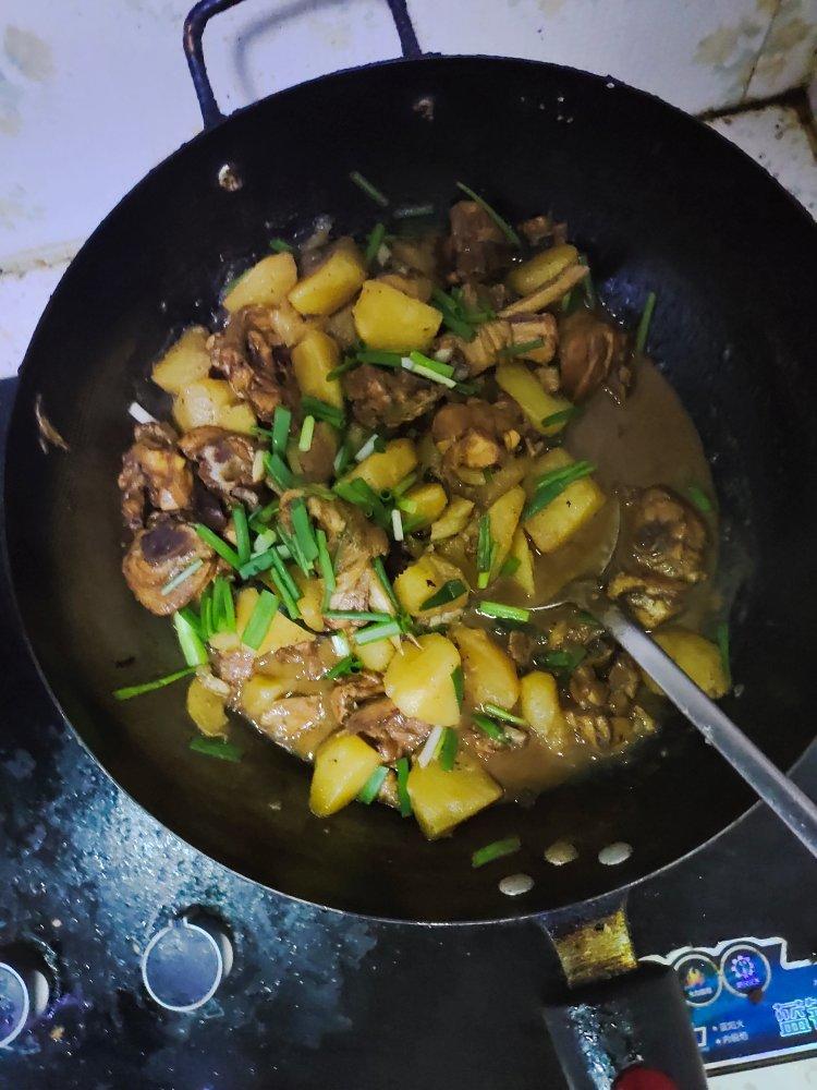 鸡腿炖土豆