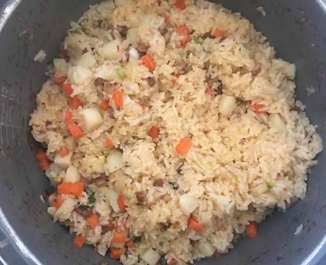 土豆焖饭〈电饭锅版〉的做法