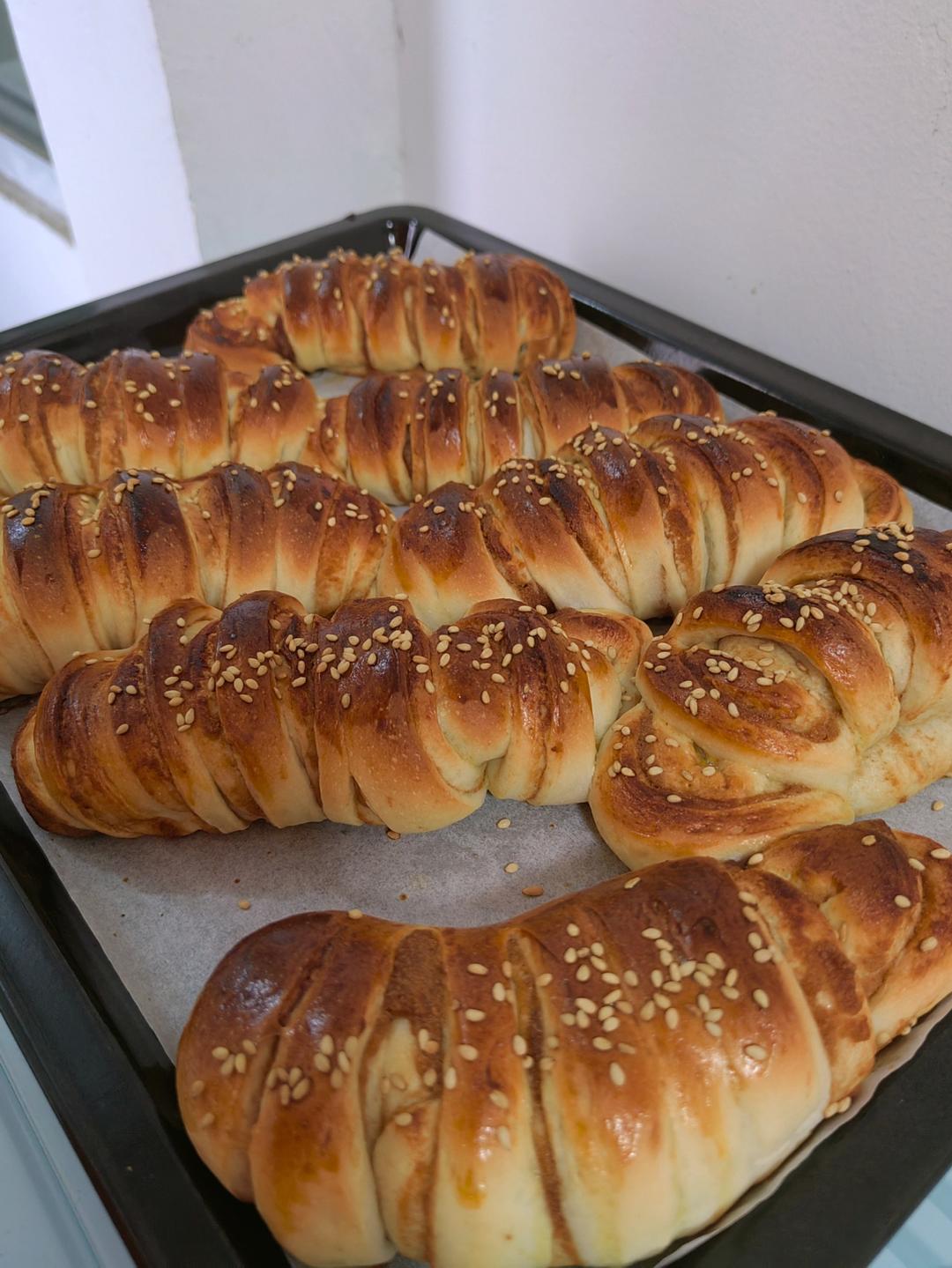 街头卖爆的毛毛虫豆沙面包