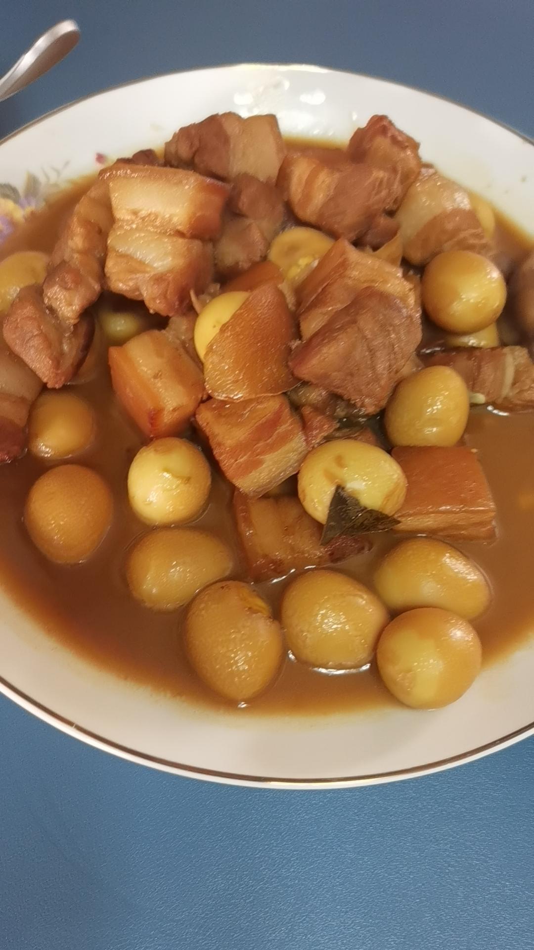 红烧肉炖鹌鹑蛋