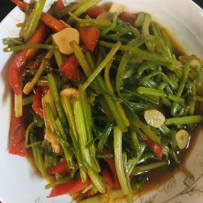 芹菜炒红椒的做法
