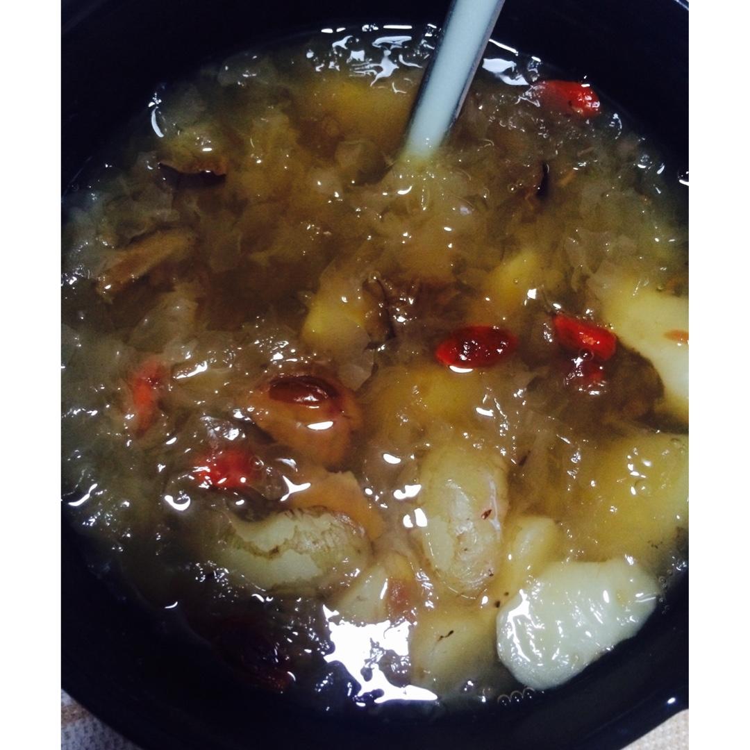 银耳红枣枸杞甜汤