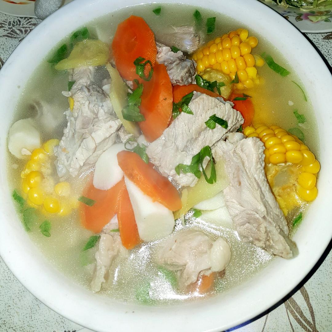 胡萝卜玉米排骨汤