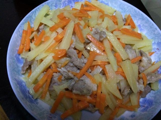 胡萝卜土豆丝炒瘦肉