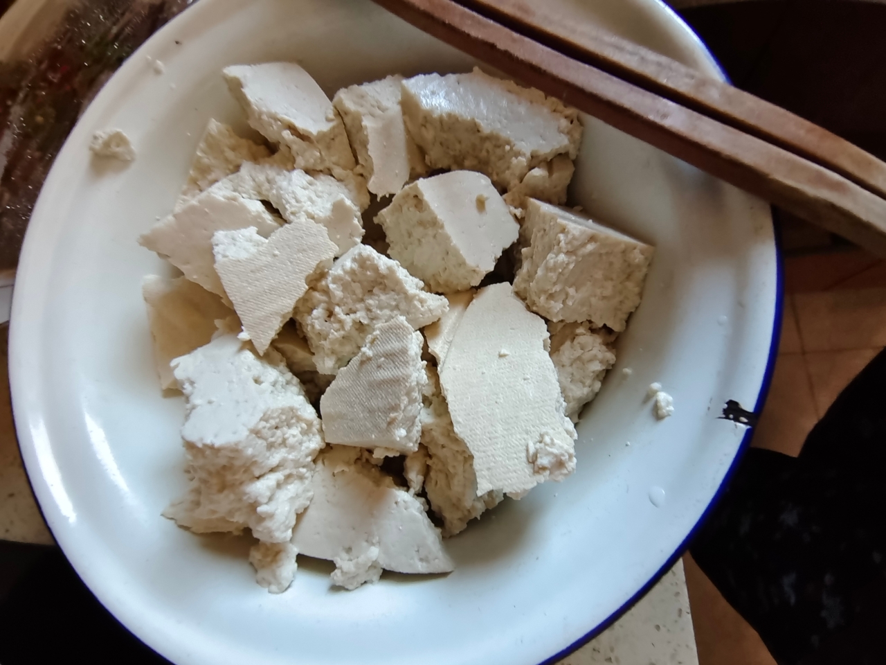 手掰葱油豆腐的做法 步骤2