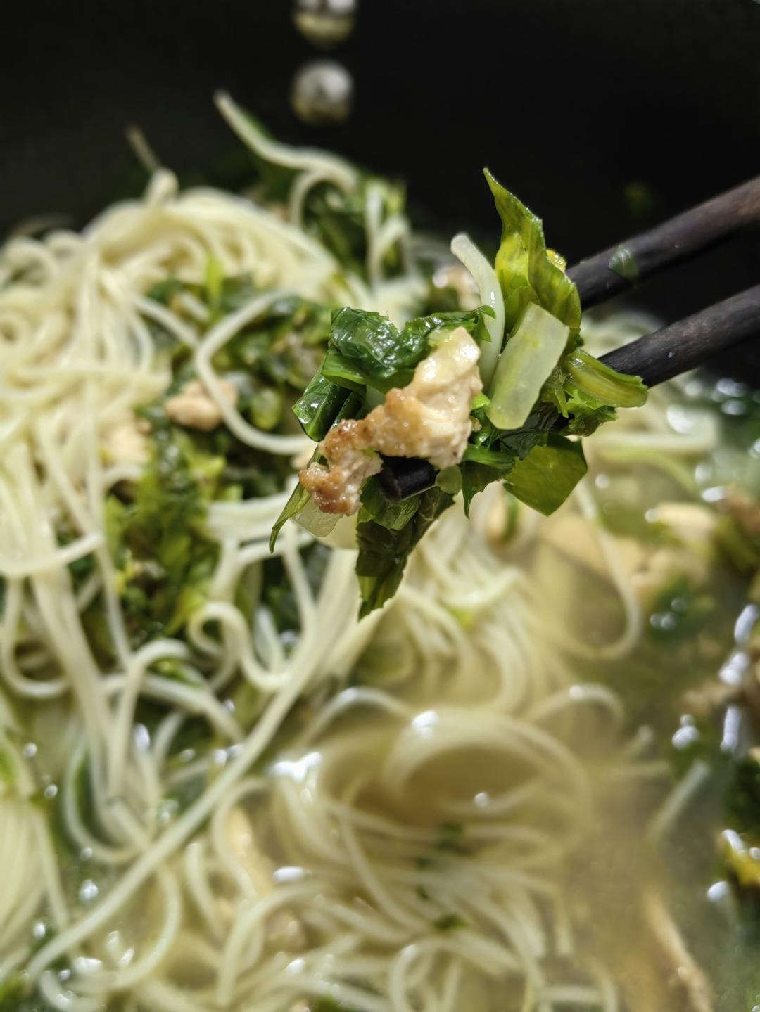 芹菜叶鸡胸肉面汤