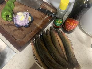 红烧泥鳅炖豆腐的做法 步骤1