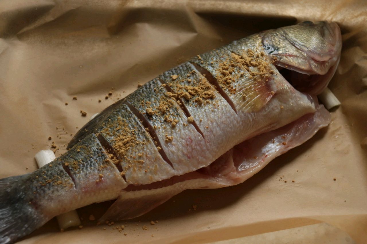 干饭人绝对不能放过的经典蒜香纸包鱼的做法 步骤6