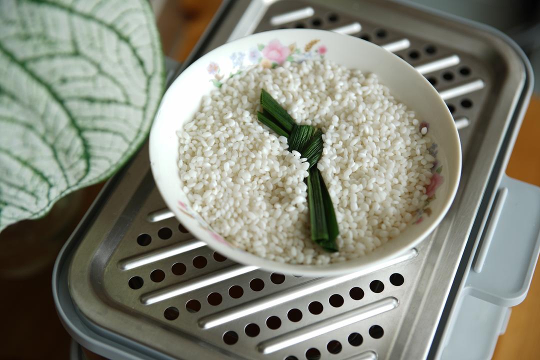 泰好味一锅出：芒果椰浆饭+冬阴功蒸鸡腿的做法 步骤2